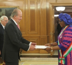 Su Majestad el Rey recibe las Cartas Credenciales de la embajadora de la República de Guinea Ecuatorial, Purificación Angue Ondo Avomo